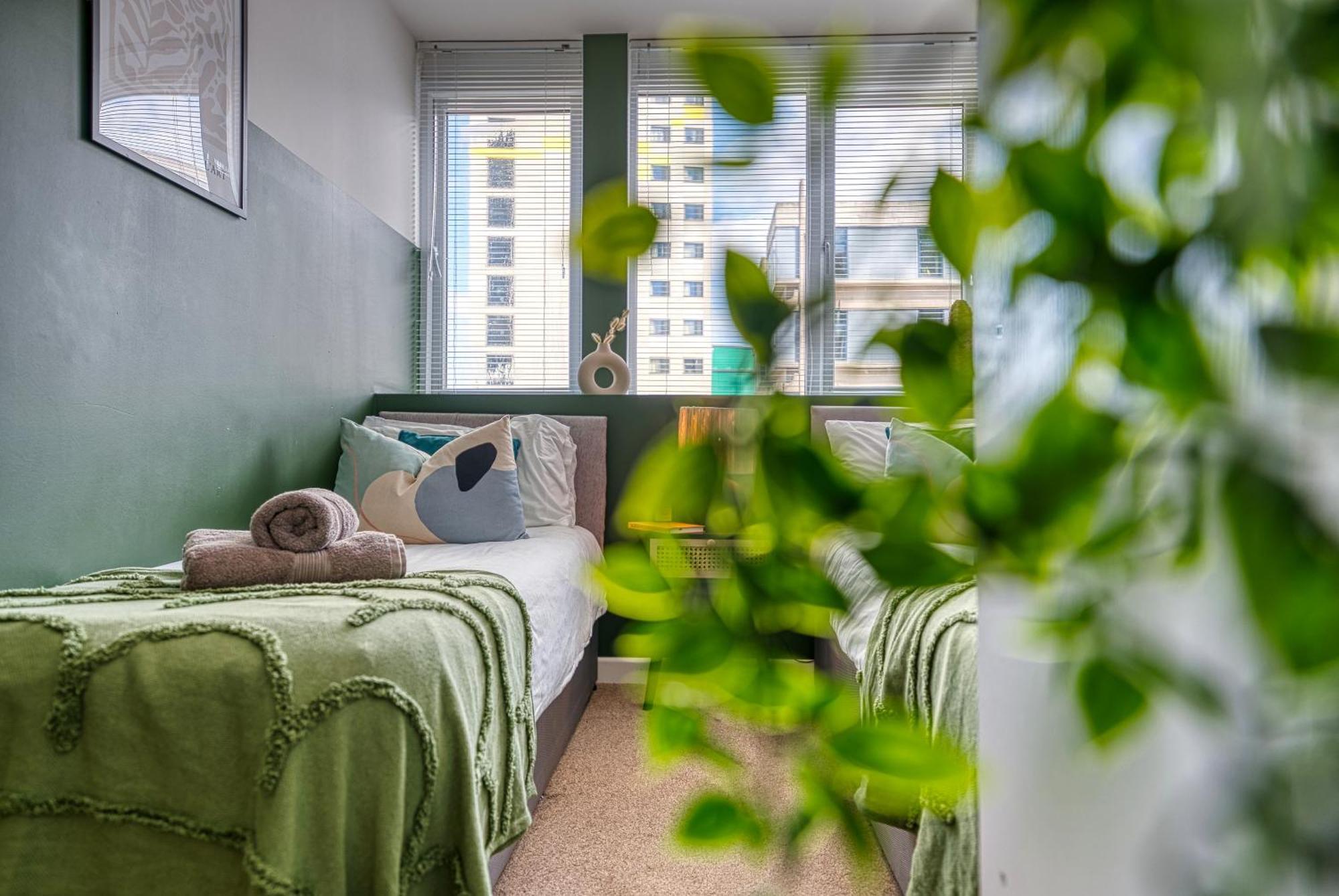 2-Bedroom Stunning, Stylish & Central City Apartment, Spacious, Sleeps 6, With On-Site Parking - Near Gunwharf Quays & Beach - By Blue Puffin Stays Портцмаус Экстерьер фото