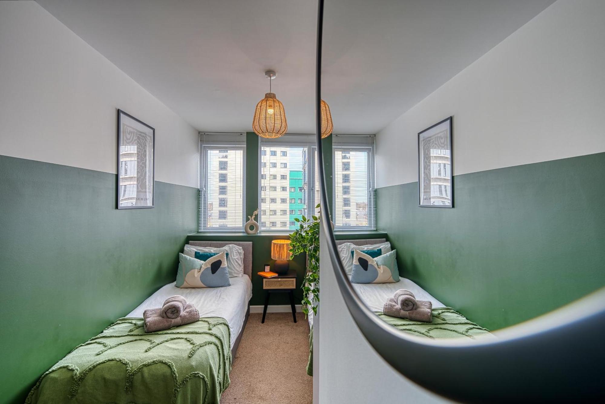 2-Bedroom Stunning, Stylish & Central City Apartment, Spacious, Sleeps 6, With On-Site Parking - Near Gunwharf Quays & Beach - By Blue Puffin Stays Портцмаус Экстерьер фото